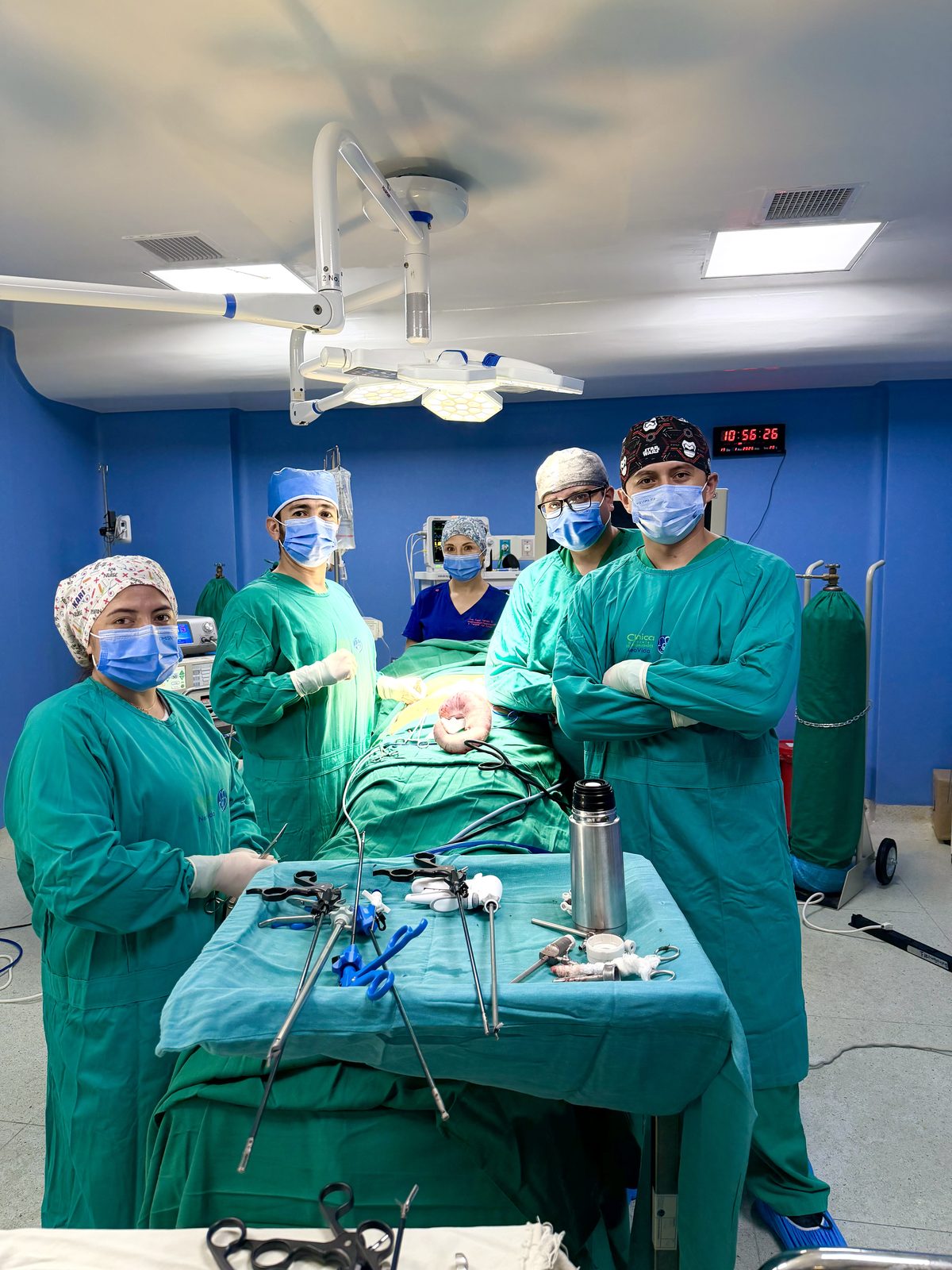 Equipo médico de GMEDIQ en quirófano realizando cirugía bariátrica en Quito